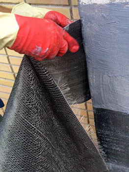 Aplicación de un refuerzo con fibra de carbono sobre una columna Aplicación de un refuerzo con fibra de carbono sobre una columna